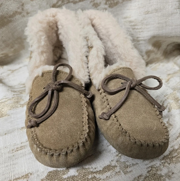 UGG ALENA KIDS MOCCASIN CHESTNUT SUEDE SLIPPERS US KIDS SIZE 1 - Picture 2 of 8